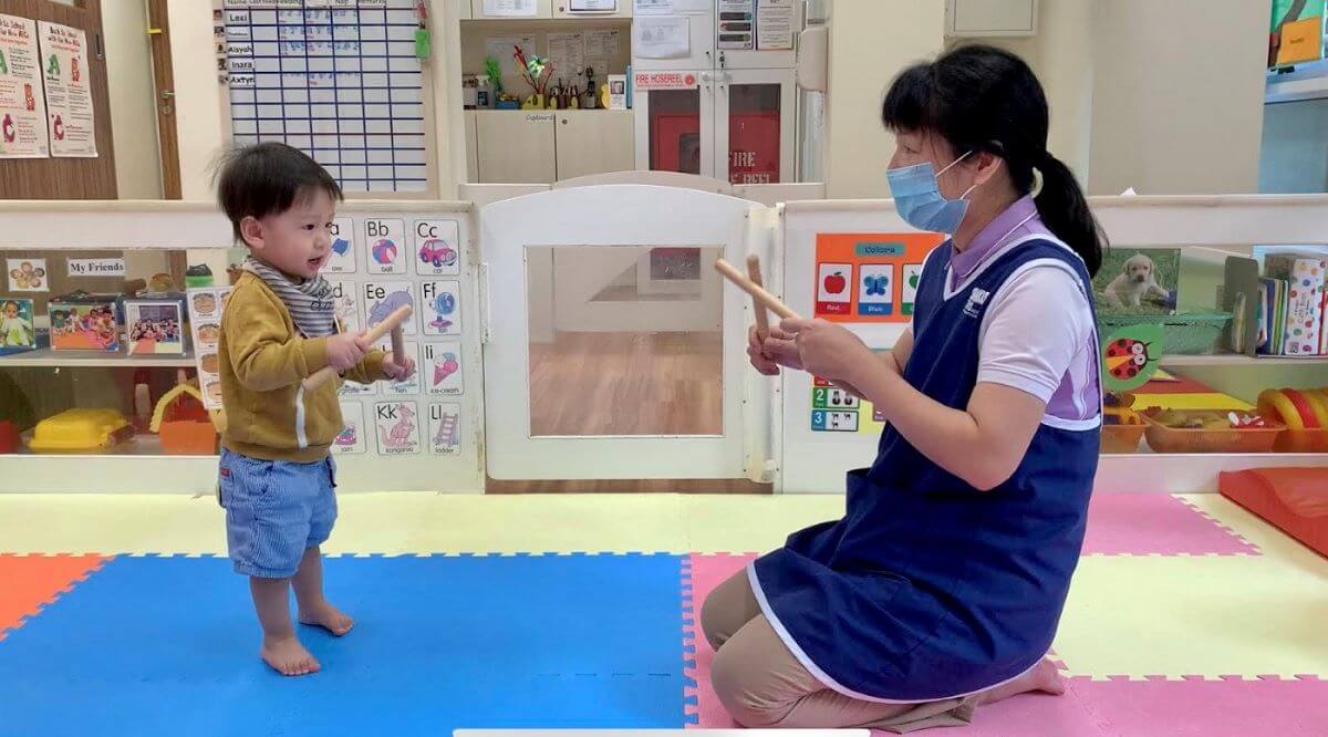 Ke Caiyun with preschooler